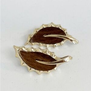 Vintage Wood Grain Leaf Earrings Gold Tone clip on Sarah Coventry Wooded Beauty